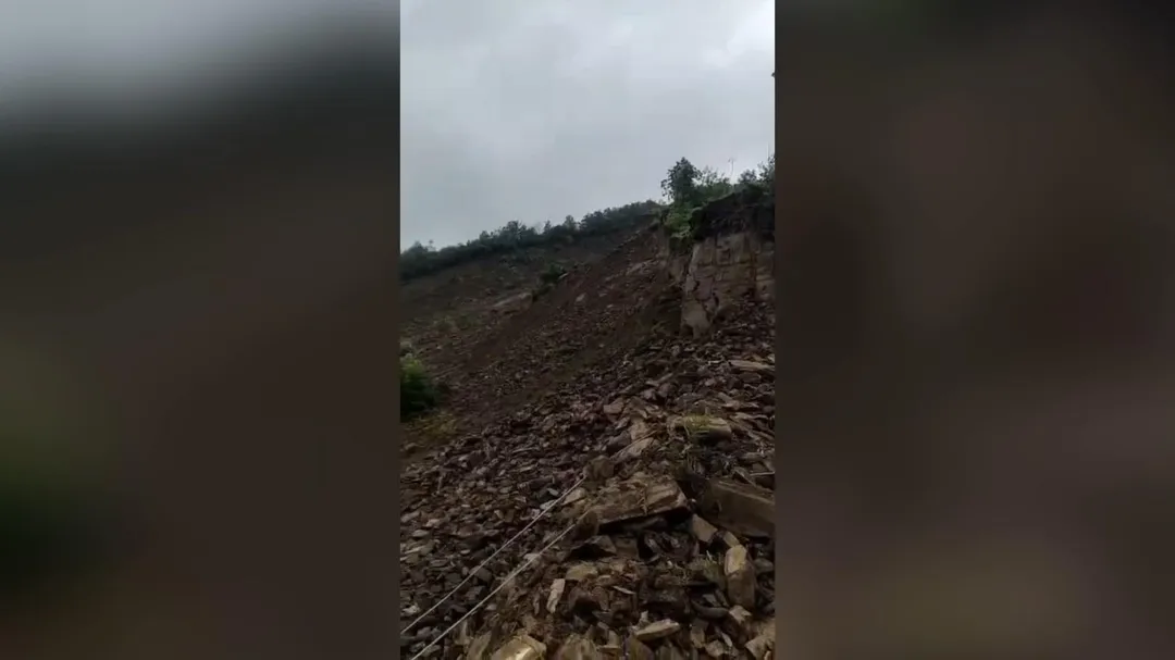 果瓦鄉山體滑坡現場。（圖／新華社）