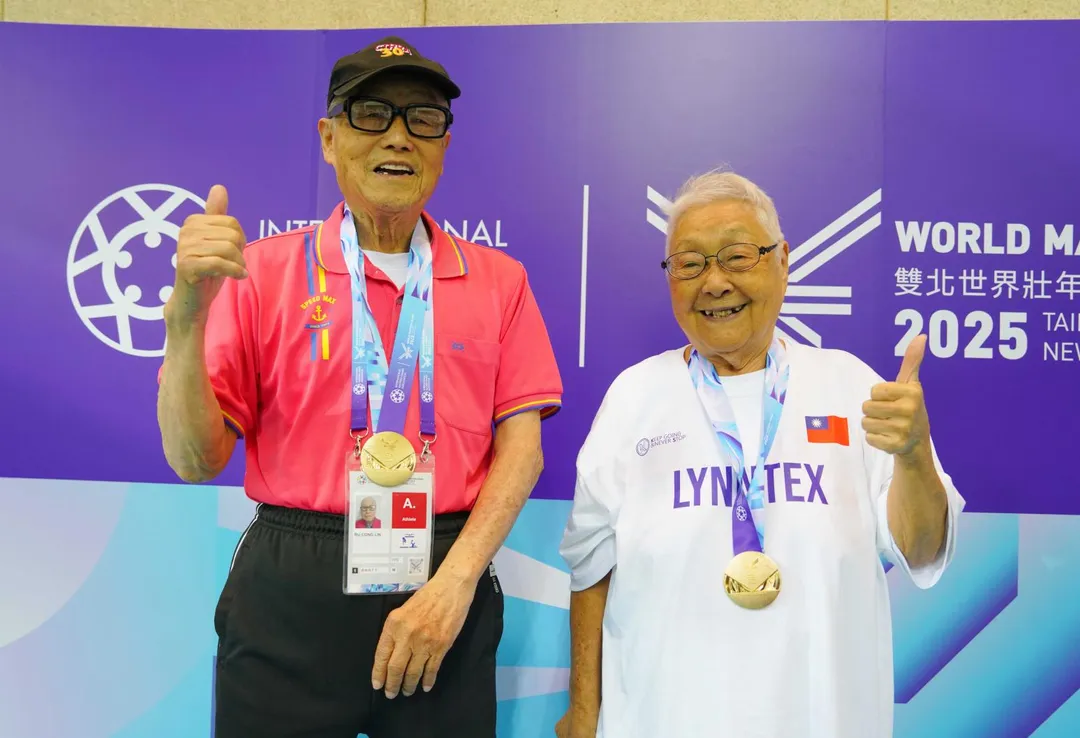 90歲林汝聰與97歲唐成瑤，參加今(22)日50公尺自由式比賽，在觀眾熱情加油聲中順利完賽，並雙雙拿下金牌。（圖／大會提供）