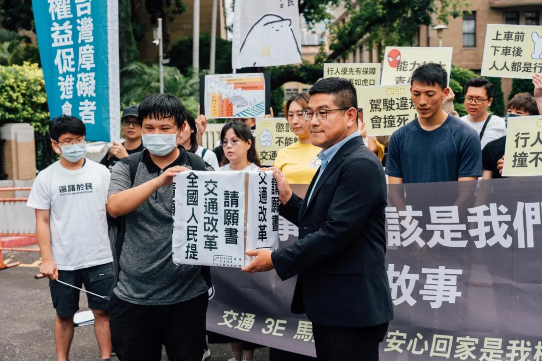 三峽車禍民團赴政院請願 號召25日上街遊行2025/5/22 13:27（5/22 14:36 更新）還路於民行人路權促進會等路權團體22日在行政院大門口舉行記者會，向行政院遞交「全國人民提交通改革」請願書，交通環境資源處副處長黃志元（前右）接下請願書。（圖／翻攝自「還路於民」臉書）