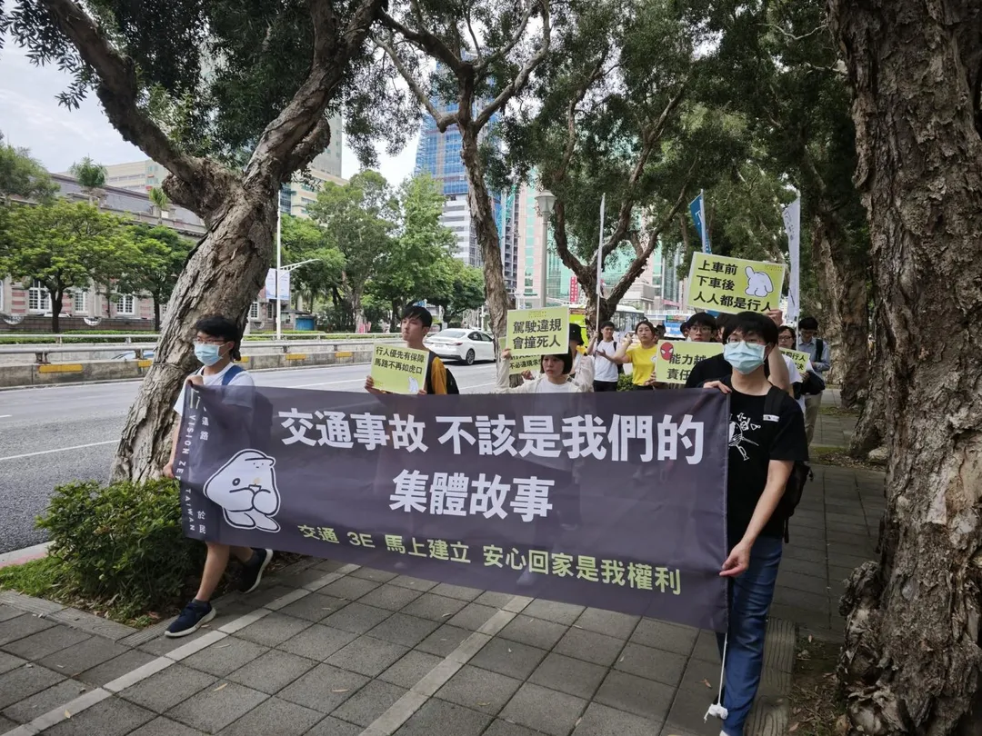 還路於民行人路權促進會22日號召多個組織，集結行政院前並遞交請願書，出席團體在行政院附近十字路口繞行，呼籲重視行人安全。（圖／翻攝自「還路於民」臉書）