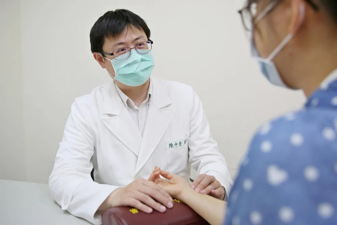 花蓮慈濟醫院中醫預防醫學中心副主任陳中奎醫師提醒民眾，在氣溫上升、濕氣加重的時節，應適時調養身體，預防不適，維持健康。（圖／花蓮慈濟醫院）