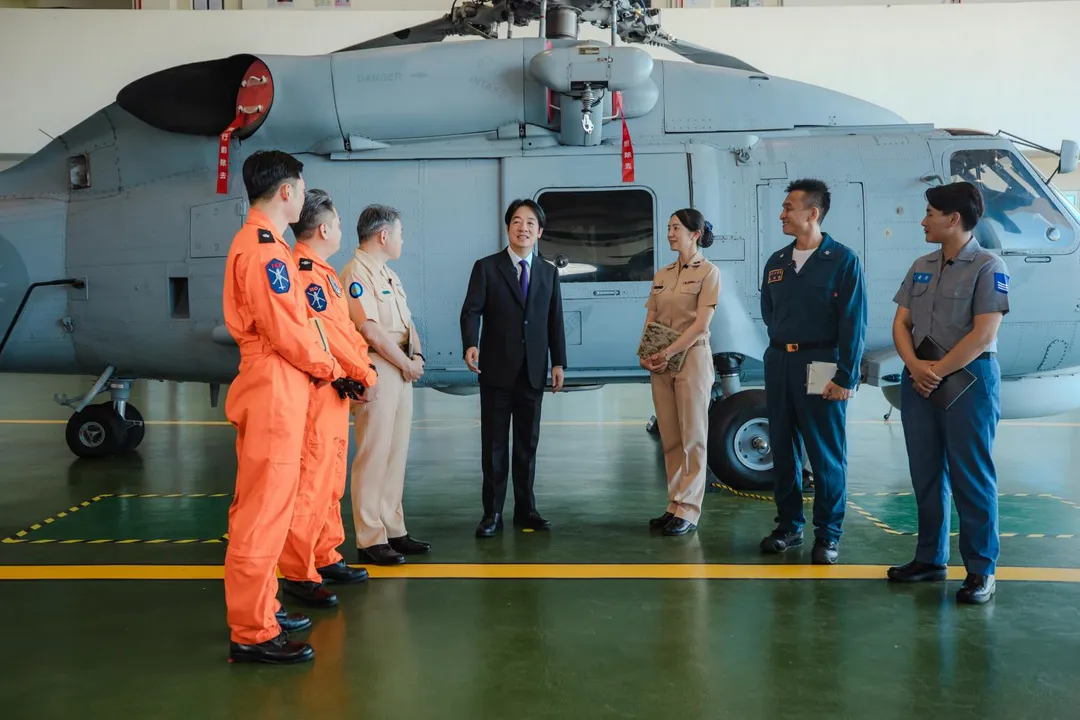 賴總統在海軍反潛航空指揮部拍攝莒光日影片。(圖/總統府)