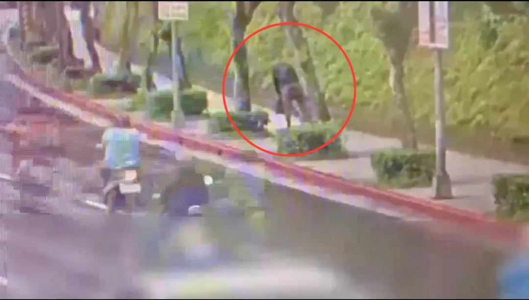 肯亞籍男子騎單車襲臀。(圖/翻攝畫面)