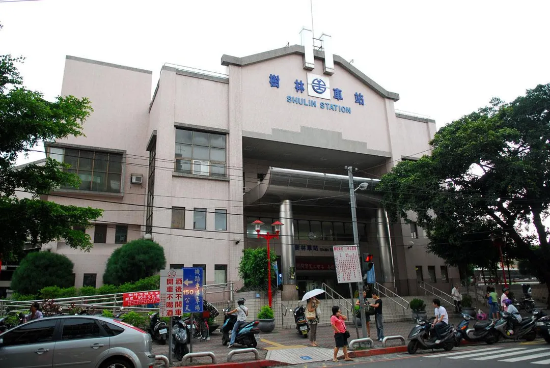 台鐵樹林車站22日發生道岔訊號異常情形，導致部分列車延誤。（圖／翻攝畫面）