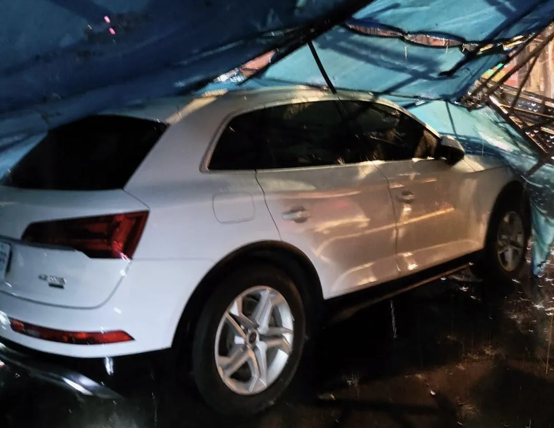 轎車遭鷹架砸中。(圖/翻攝畫面)