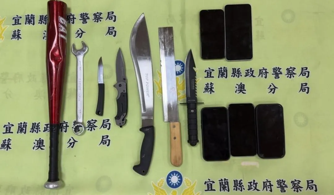 警方查扣棍棒刀械等犯罪工具。（圖／翻攝畫面）