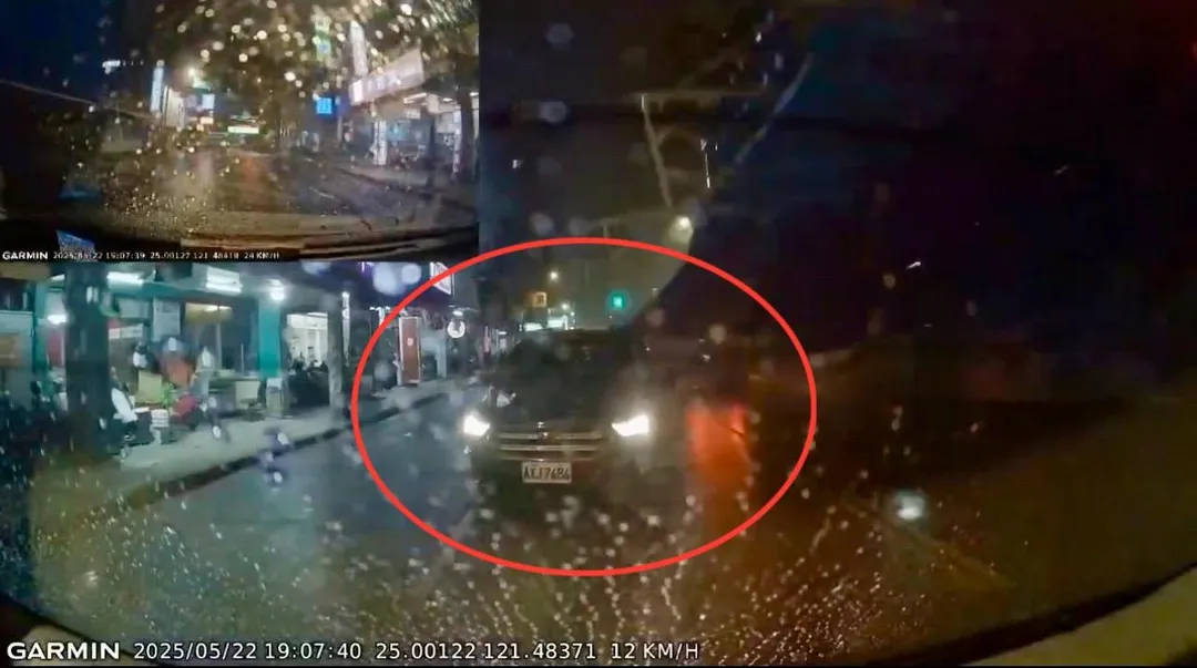 鷹架倒下瞬間對向車輛幸運閃過。(圖/翻攝畫面)