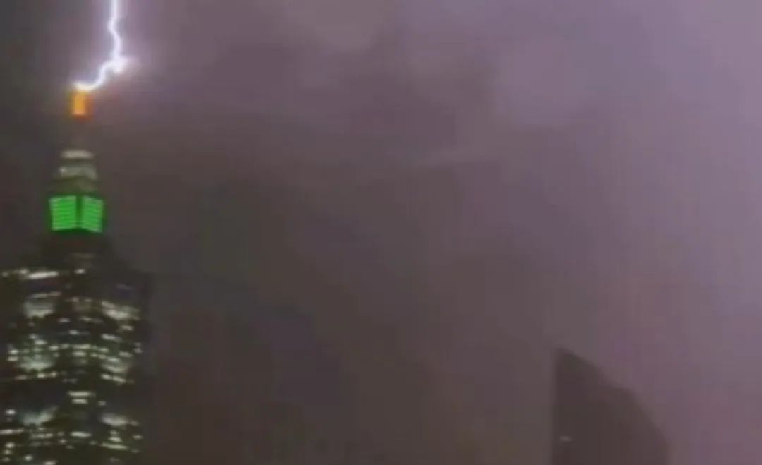 一名網友在社群平台Threads上分享台北101大樓避雷針遭閃電擊中的驚人畫面。(圖/畫面授權@is_alan threads )