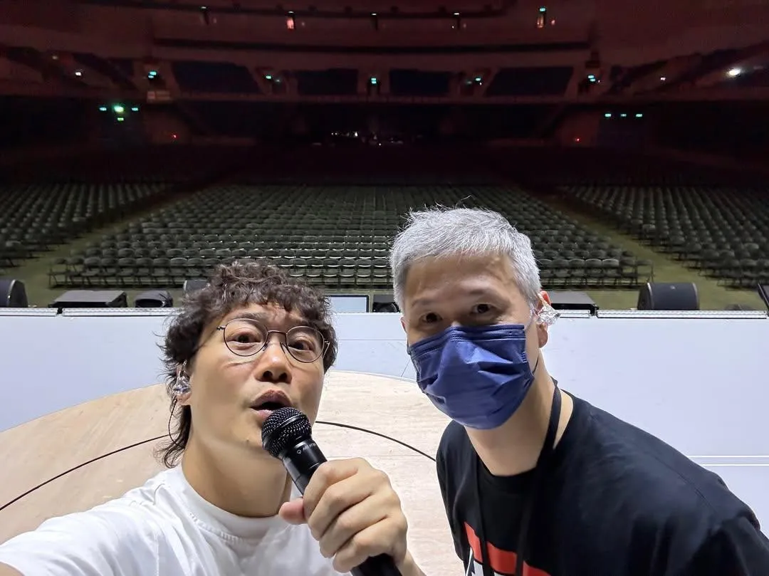 陳奕迅與音樂人陳哲廬(Jerald)同框。(圖/翻攝自@mreasonchan IG)