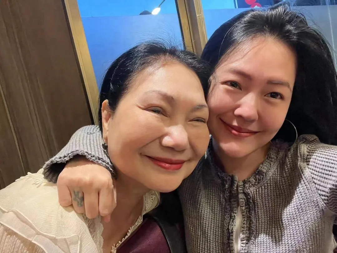 S媽（左）多次在社群上抒發對大S的思念之情，小S（右）則心疼勸母「深夜遠離社群」。（圖／翻攝自小S臉書）