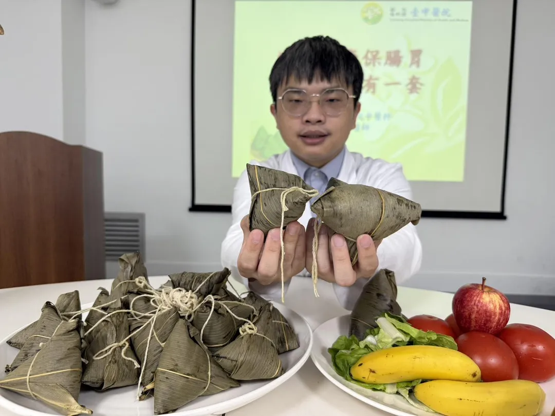 楊東昇醫師建議吃小顆低鹽低油粽子，取代大顆粽子，搭配蔬菜水果，減少腸胃負擔。（圖／臺中醫院）