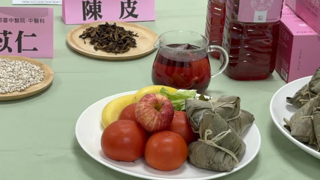 臺中醫院中醫科楊東昇醫師建議大家吃粽子搭配蔬菜水果、促進腸胃消化茶飲，健康吃粽過端午。（圖／臺中醫院）