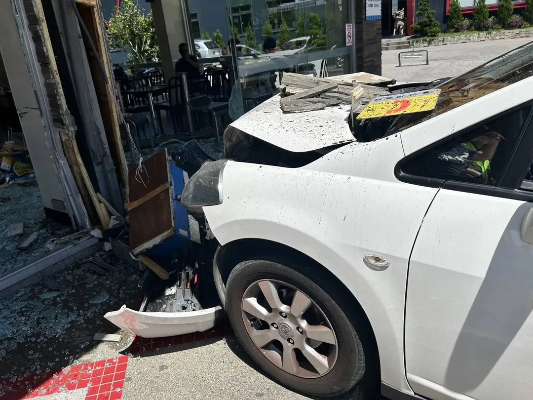 車頭嚴重損毀。(圖/警方提供)