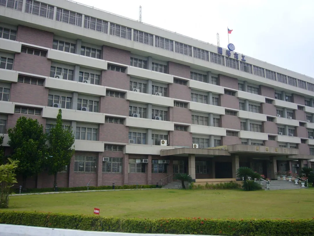 國際商工倒閉拆除，占地2.96公頃的校地屬高雄市政府所有。（圖／翻攝自國際商工臉書）