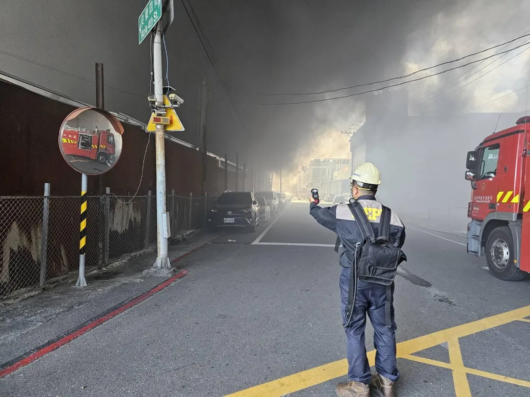 高雄市仁武區一處塑膠倉庫發生火警。(圖/中天新聞)