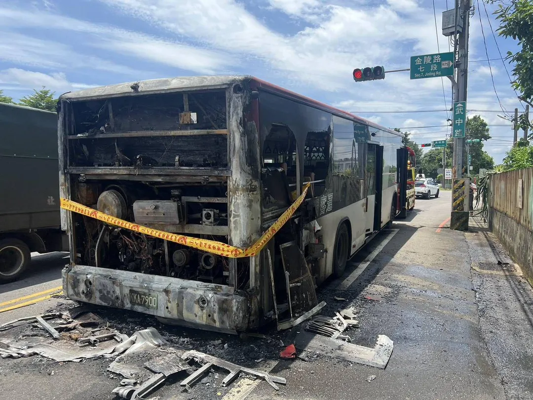 桃園公車開到一半突起火。（圖／警方提供）