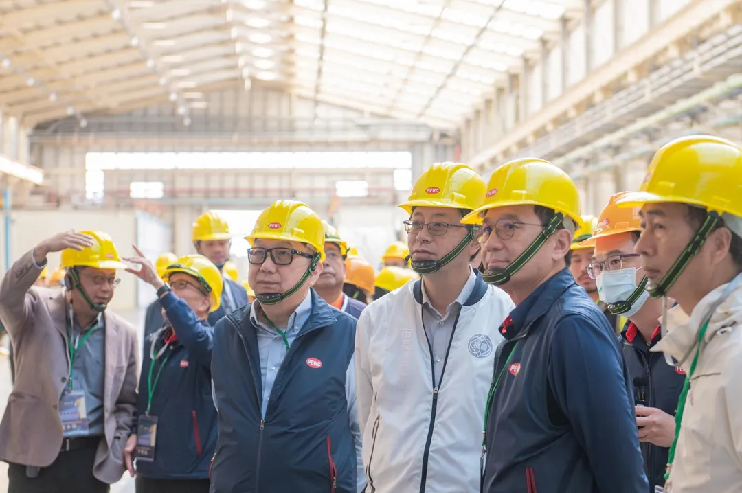 桃園市長張善政至企業廠訪察,期盼產官學合作為在地企業建立更強健體質。(圖/桃園市政府)