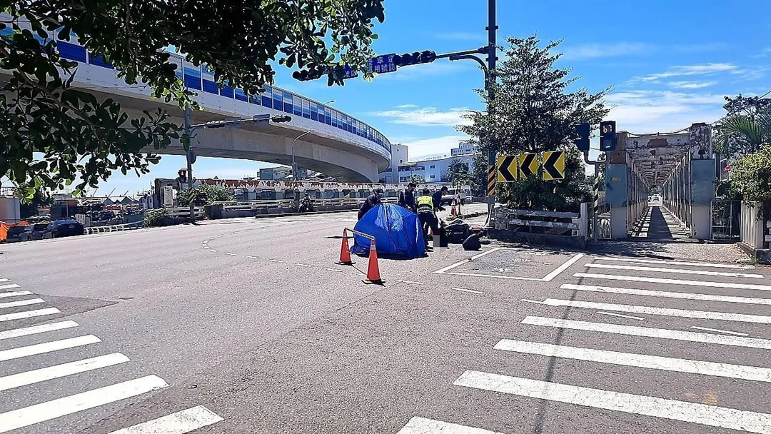 高雄前鎮區一名67歲張姓男子騎乘機車行經前鎮橋附近時，疑似未注意車前狀況，直接撞上路邊號誌桿，當場身亡。（圖/警方提供）