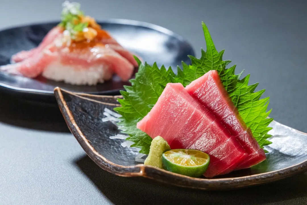 5月24日至6月15日至饗饗和旭集,可品嘗黑鮪魚的美味,〈現流黑鮪生魚片〉及〈炙燒黑鮪魚中腹握壽司〉滿足饕客味蕾。(圖/饗賓集團提供)