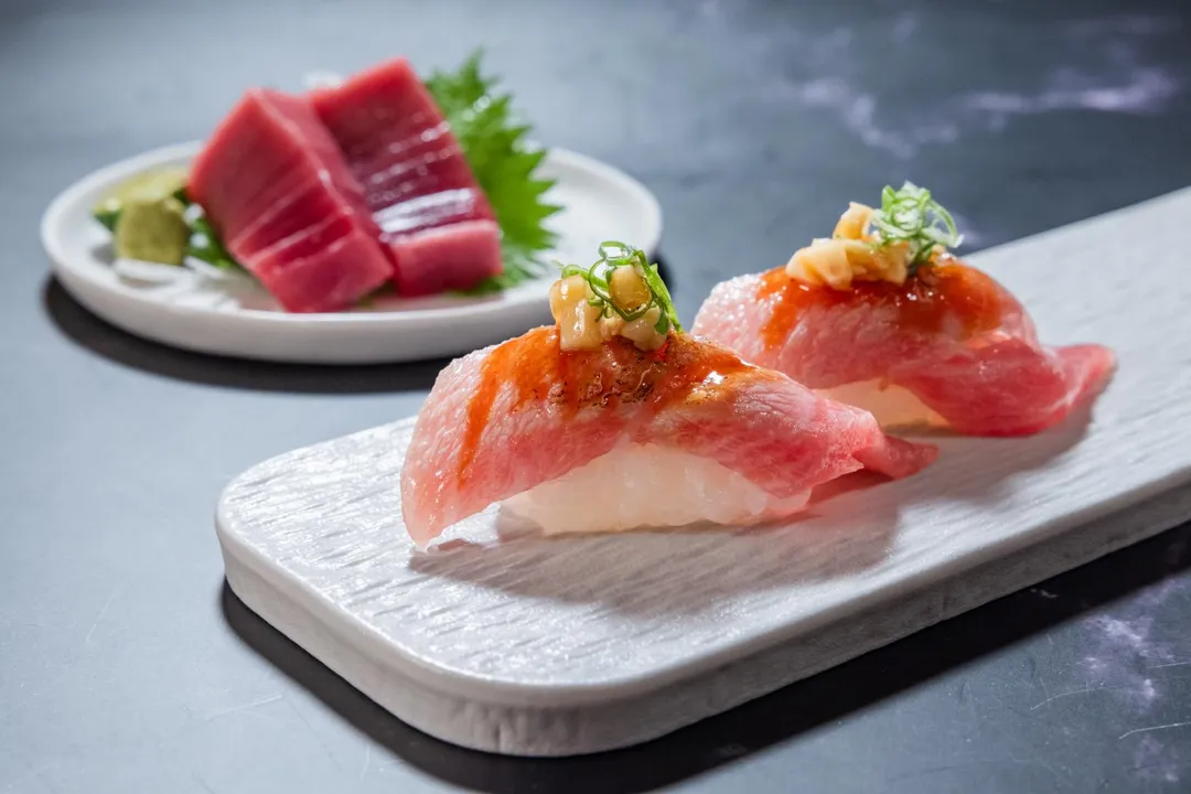 人氣高空Buffet「饗饗」推出鮪魚季,於5月24日至6月15日吃得到〈現流黑鮪生魚片〉及〈炙燒黑鮪魚中腹握壽司〉。(圖/饗賓集團提供)