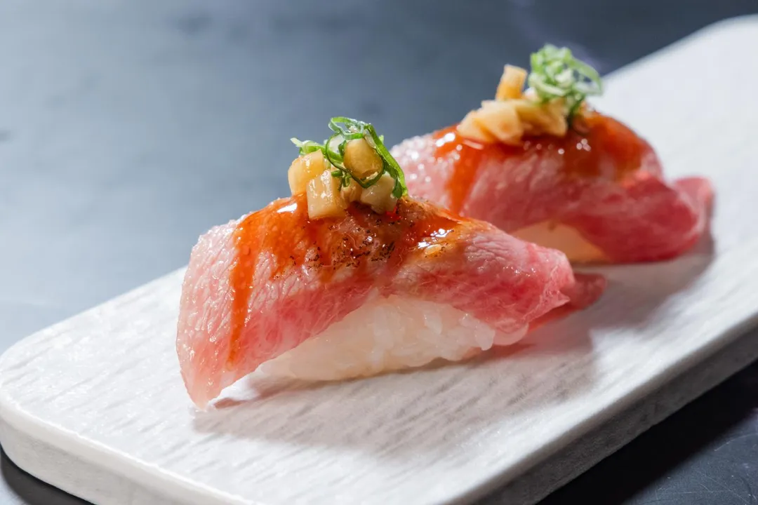 5月24日至6月15日至饗饗和旭集,可品嘗〈炙燒黑鮪魚中腹握壽司〉,直火炙燒讓油脂融入醋飯的溫潤香氣中,於平日晚餐和假日午、晚餐限定供應。(圖/饗賓集團提供)