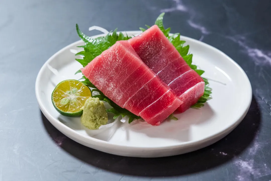5月24日至6月15日至饗饗和旭集,午、晚餐可品嘗〈現流黑鮪生魚片〉,紅艷肉質鮮美甘甜,軟中富有彈性。(圖/饗賓集團提供)