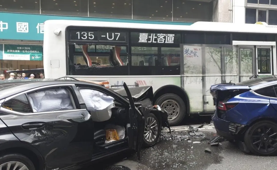 北市重慶南路發生嚴重車禍。（圖／翻攝畫面）