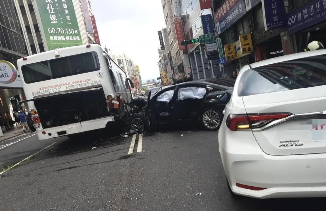 多部車擦撞造成8人受傷。（圖／翻攝畫面）