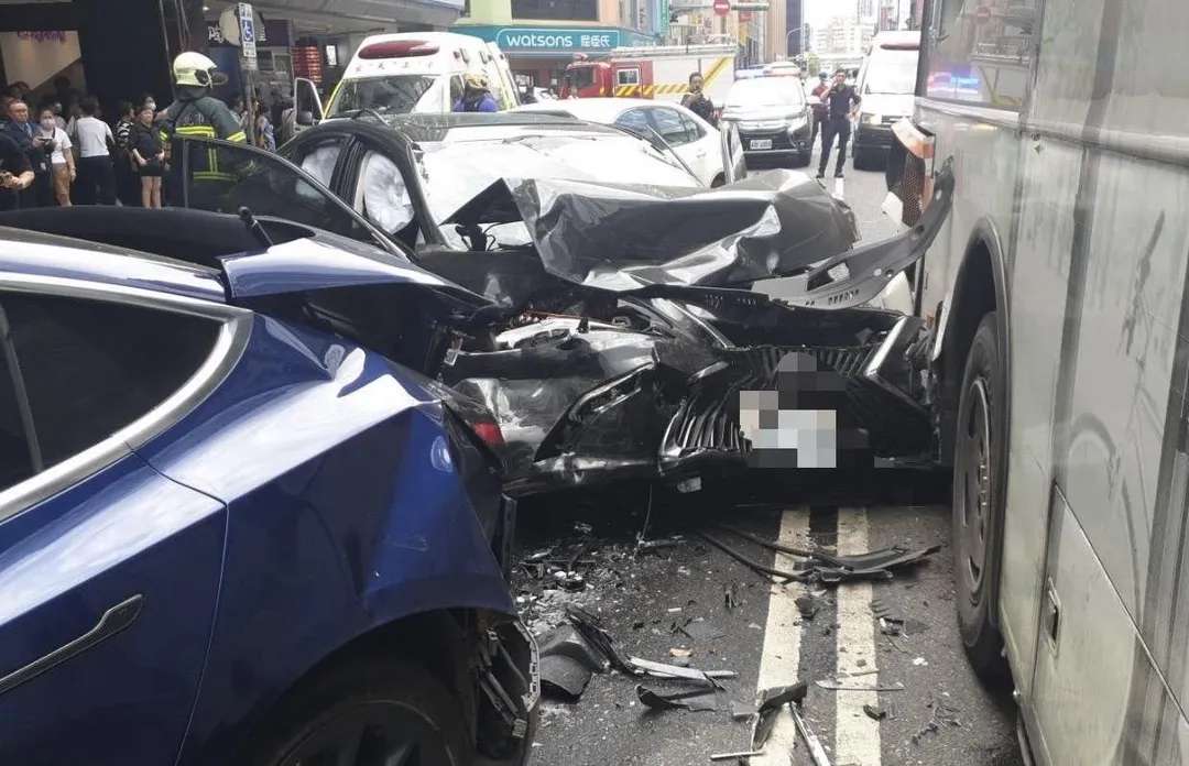 事故車輛車頭全毀。（圖／翻攝畫面）