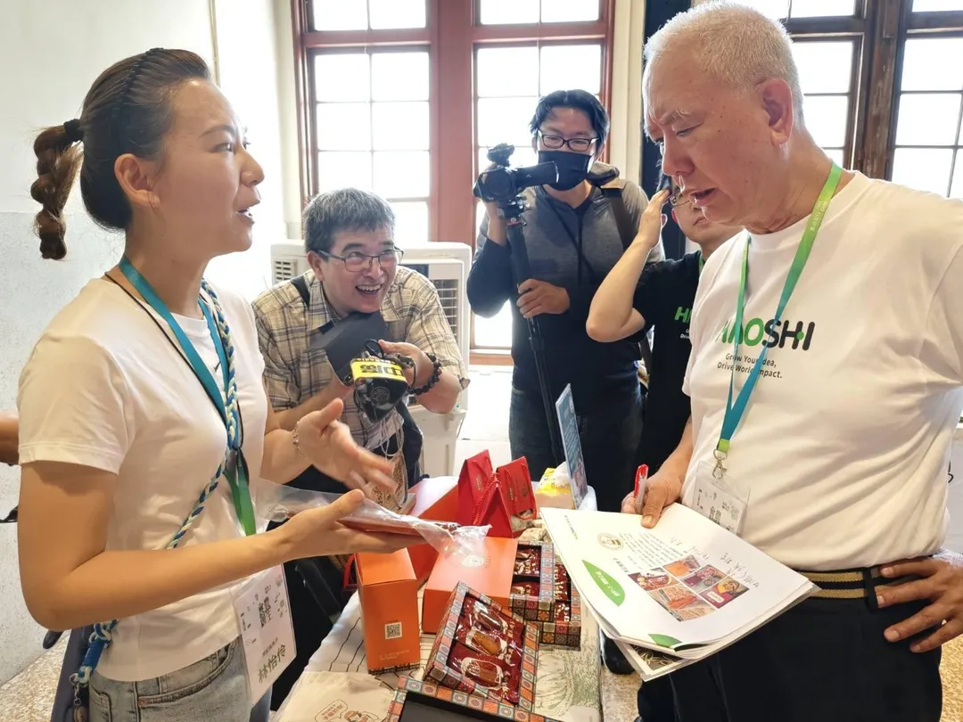好食好事基金會捐助人代表魏應充攤位巡禮,與食農創生團隊「李記烏魚子」對談。(圖/好食好事基金會提供)