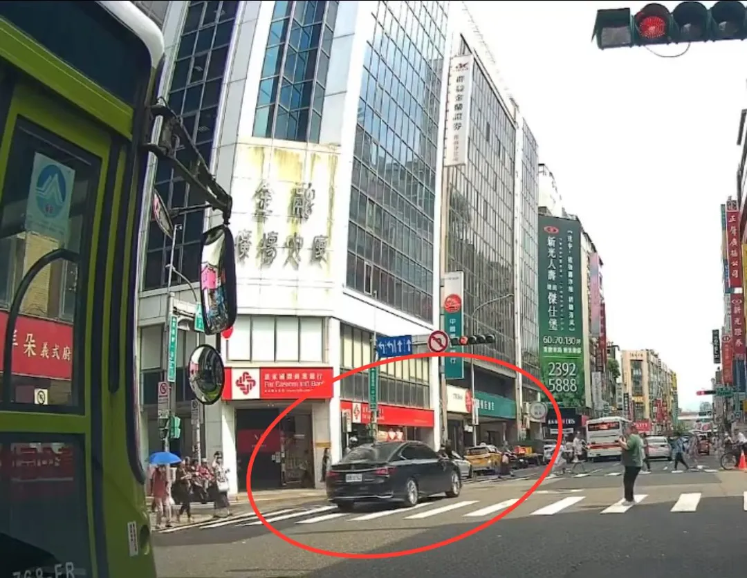 肇事車輛高速闖紅燈衝撞。（圖／翻攝畫面）