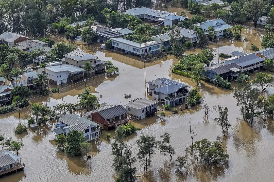 5月23日，雪梨北部麥格理港（Port Macquarie）的房屋被洪水包圍。（圖／美聯社）