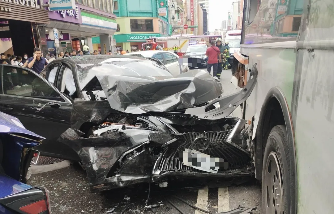 肇事車輛車頭全毀駕駛同為78歲還無照。(圖/翻攝畫面)