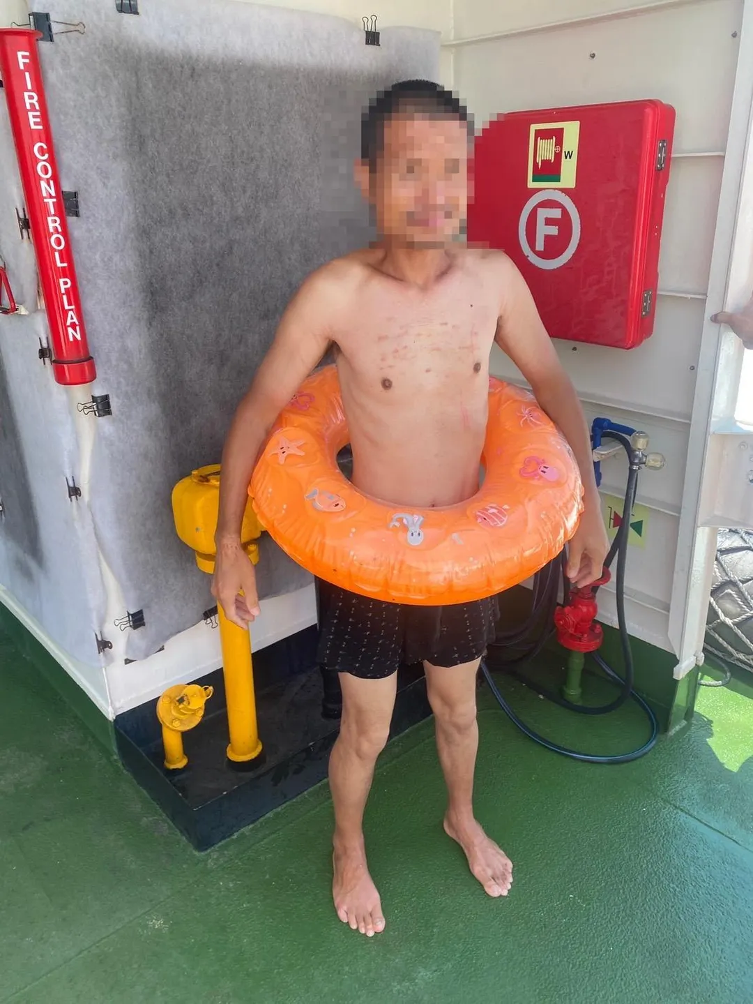 陸籍男子套著游泳圈企圖偷渡大膽島。（圖／翻攝畫面）