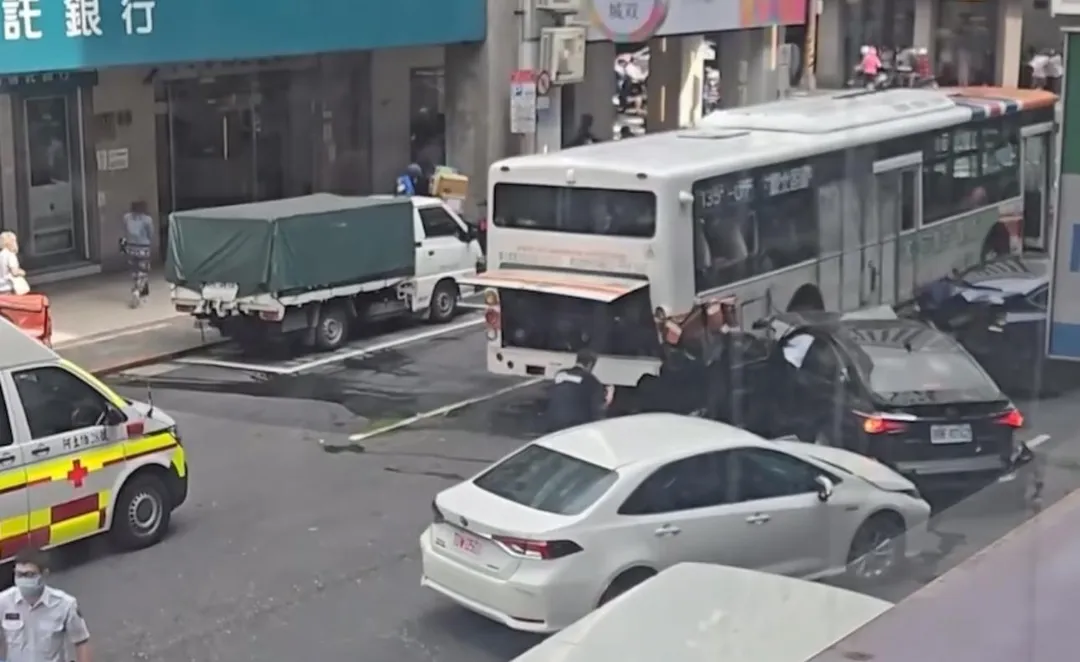 網友拍下車禍高空視角。（圖／翻攝自Thread「moon_eru」）