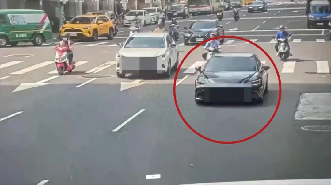 肇事車輛前一個路口監視器畫面。（圖／翻攝畫面）