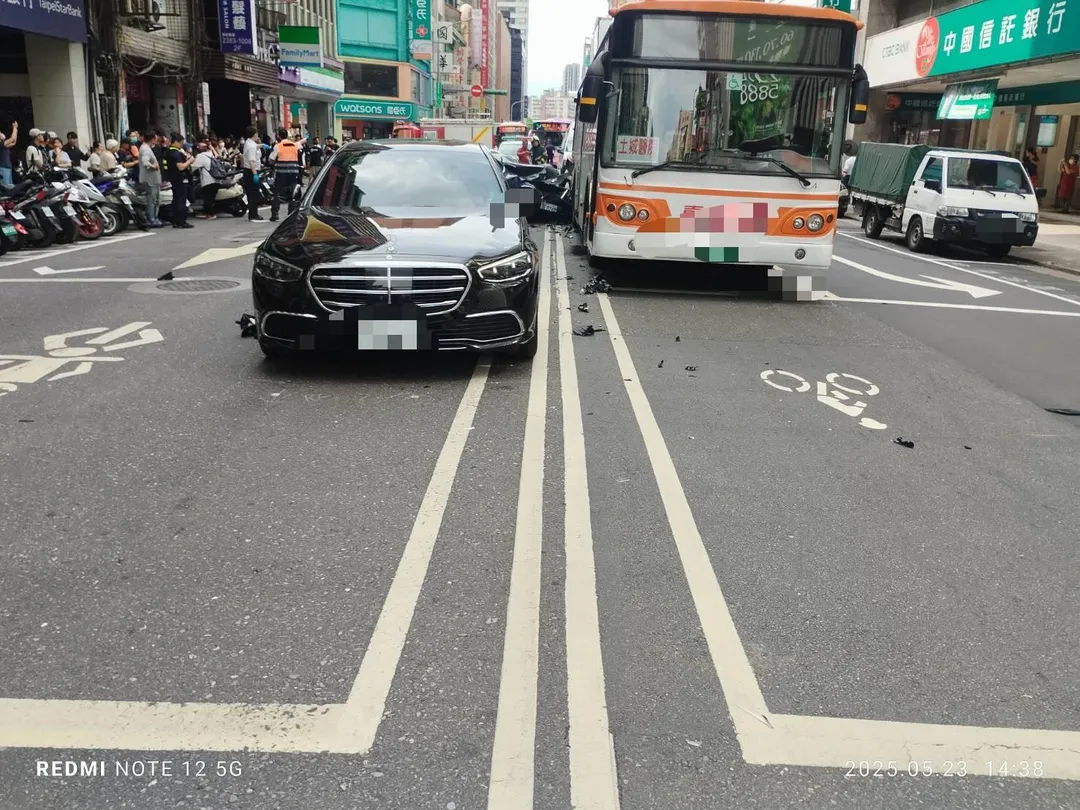 一名78歲邱姓男子無照駕駛，闖紅燈高速衝過路口，造成8人受傷送醫。（圖／翻攝畫面）