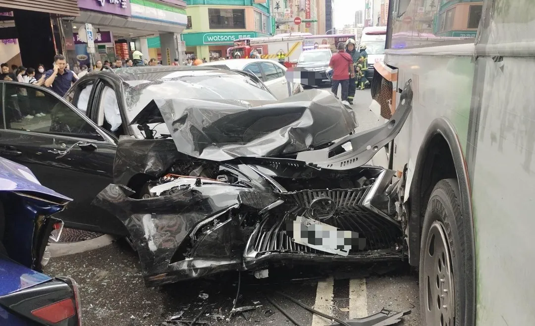 邱姓老翁長年無照駕駛多次違規遭罰今又闖紅燈釀禍。（圖／翻攝畫面）