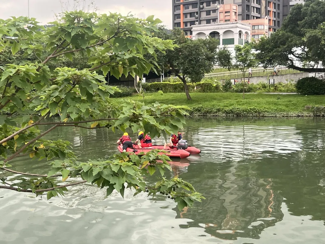 消防人員打撈遺體上岸。（圖／警方提供）