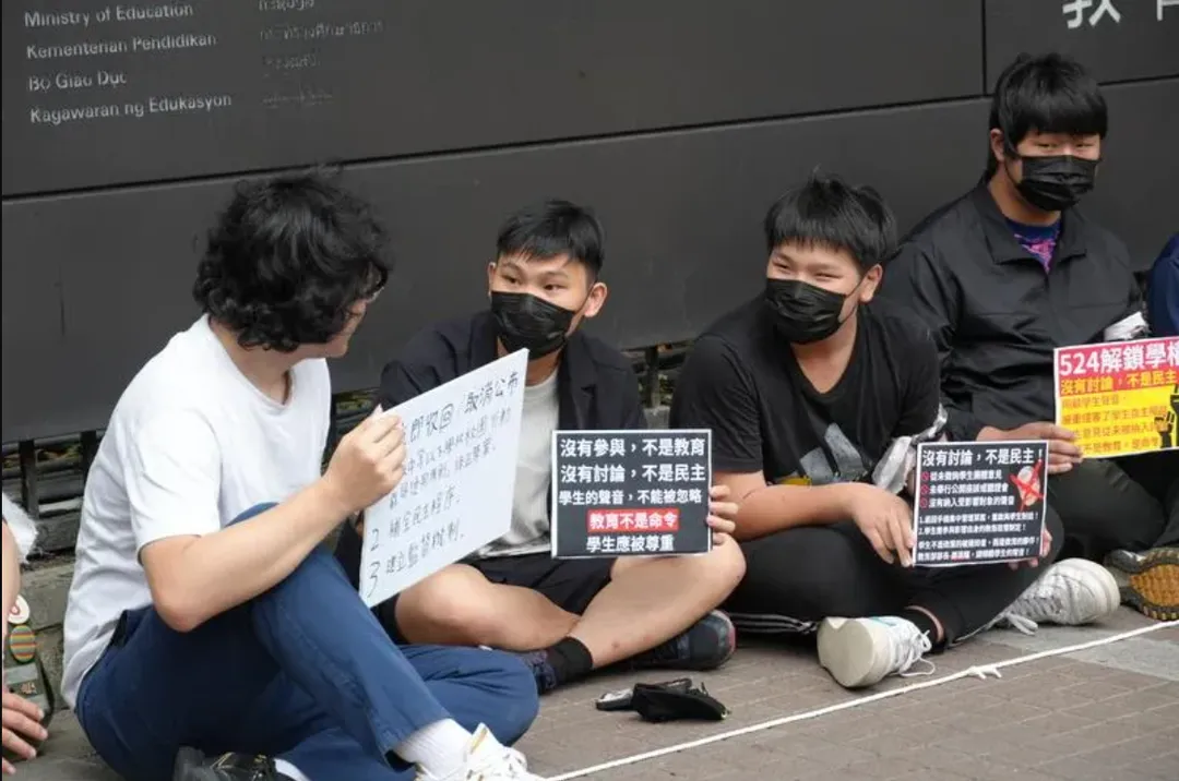 多所高中學生24日到教育部前靜坐及宣講，呼籲教育部退回「高級中等以下學校學生攜帶行動載具到校管理原則」草案。教育部允諾將舉辦座談會，與全國學生對話。（圖／中央社）