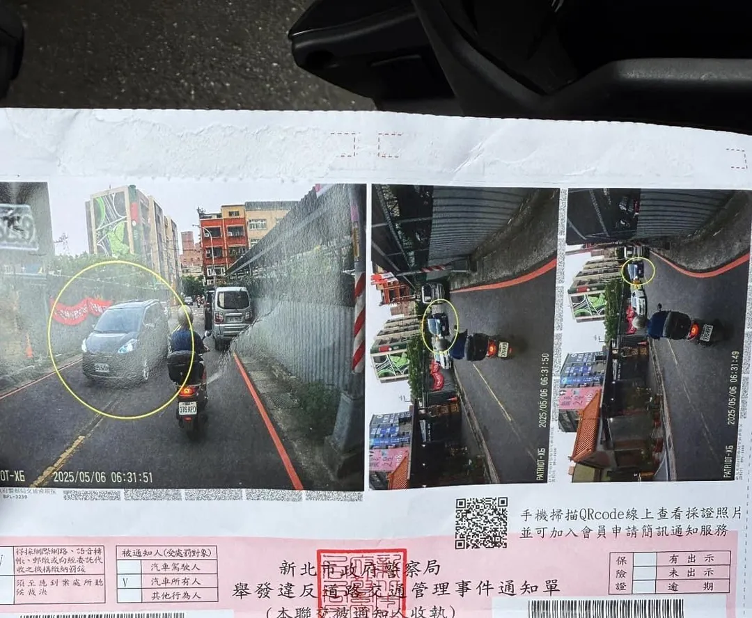 駕駛為閃避路邊兩側違規停放的汽車，因而跨越雙黃線遭檢舉，使他不滿挨罰喊冤。（圖／翻攝爆料公社臉書）