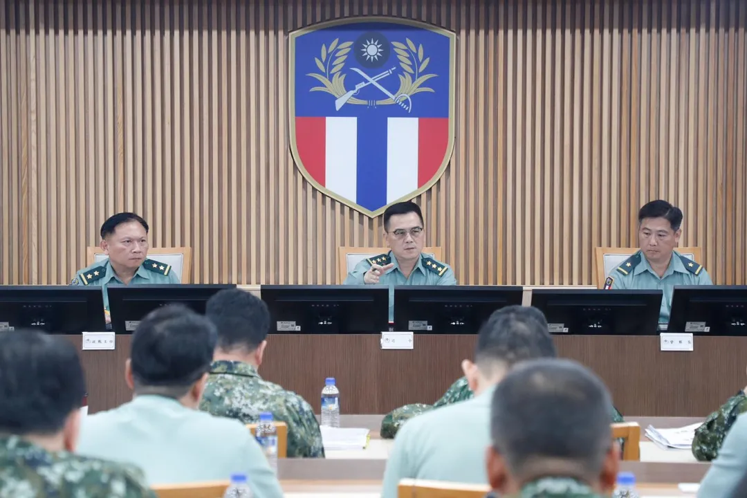 呂坤修(圖中)宣示「防詐騙、防洗錢、防共諜」決心。(圖/陸軍司令部)