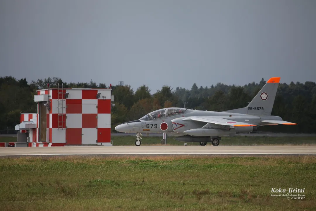 滑行中的第305飛行隊T-4教練機。(圖/航空自衛隊)