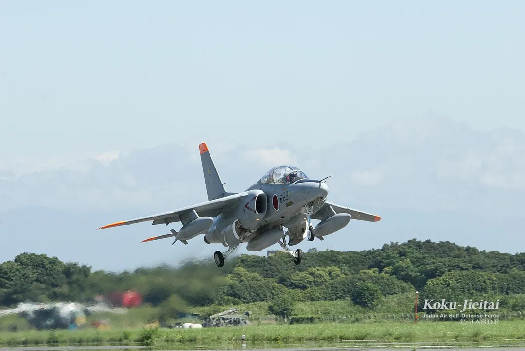攜掛3具副油箱起飛的T-4。(圖/航空自衛隊)