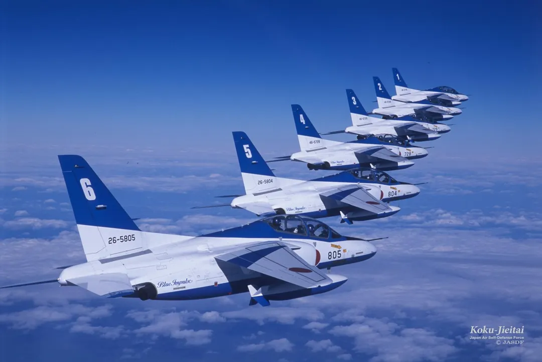 藍色衝力特技小組6架T-4編隊。(圖/航空自衛隊)