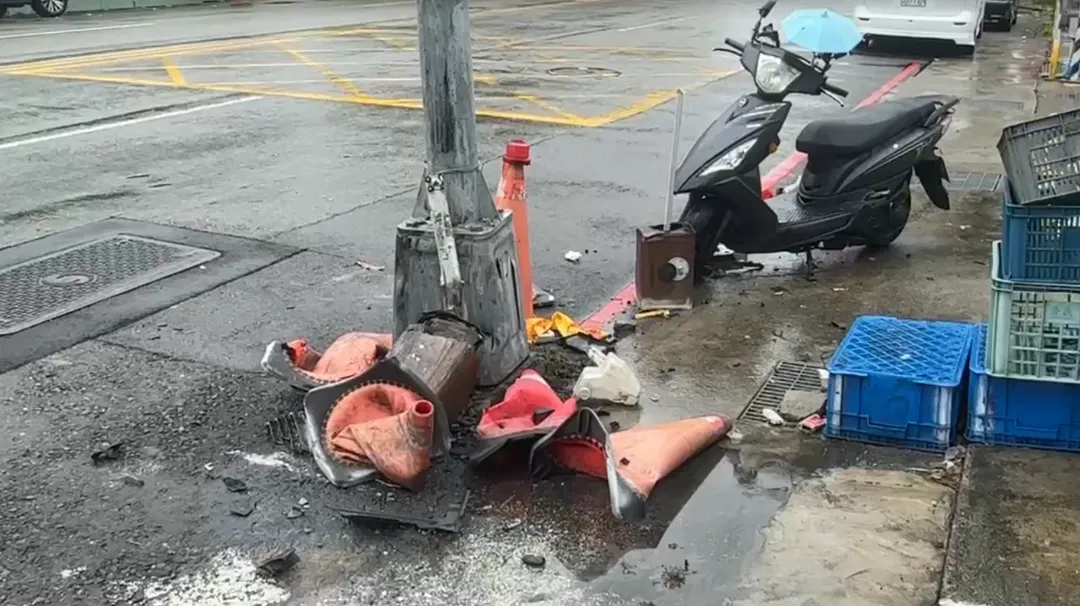 台中一名25歲的蔡姓男子，開車行經軍功路時，突然先高速擦撞路邊車輛，再撞上一名外送女騎士，警方在車上搜到毒品。（圖/警方提供）