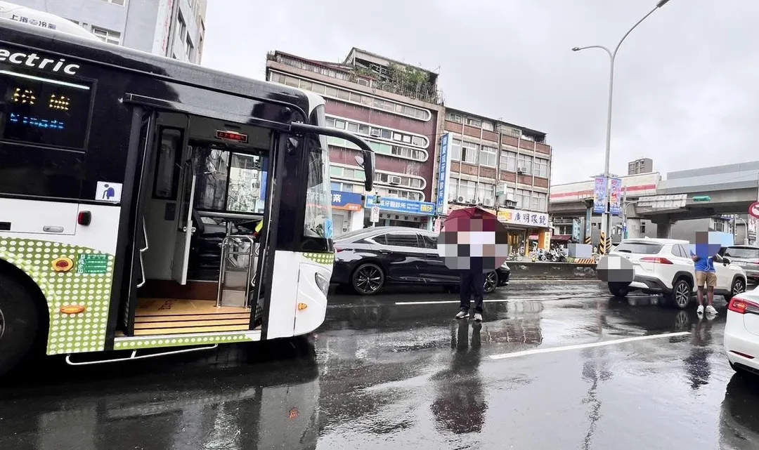 士林一輛公車追撞前方轎車。（圖／翻攝畫面）