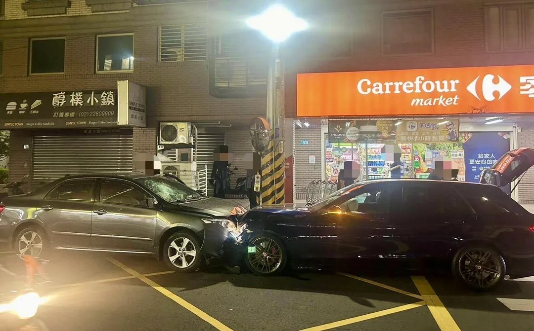 肇事車（左）逆向衝撞對向車輛。（圖／翻攝畫面）