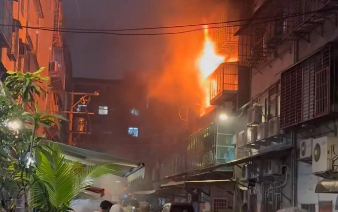 新北市板橋一處公寓發生火警。(圖/翻攝畫面)