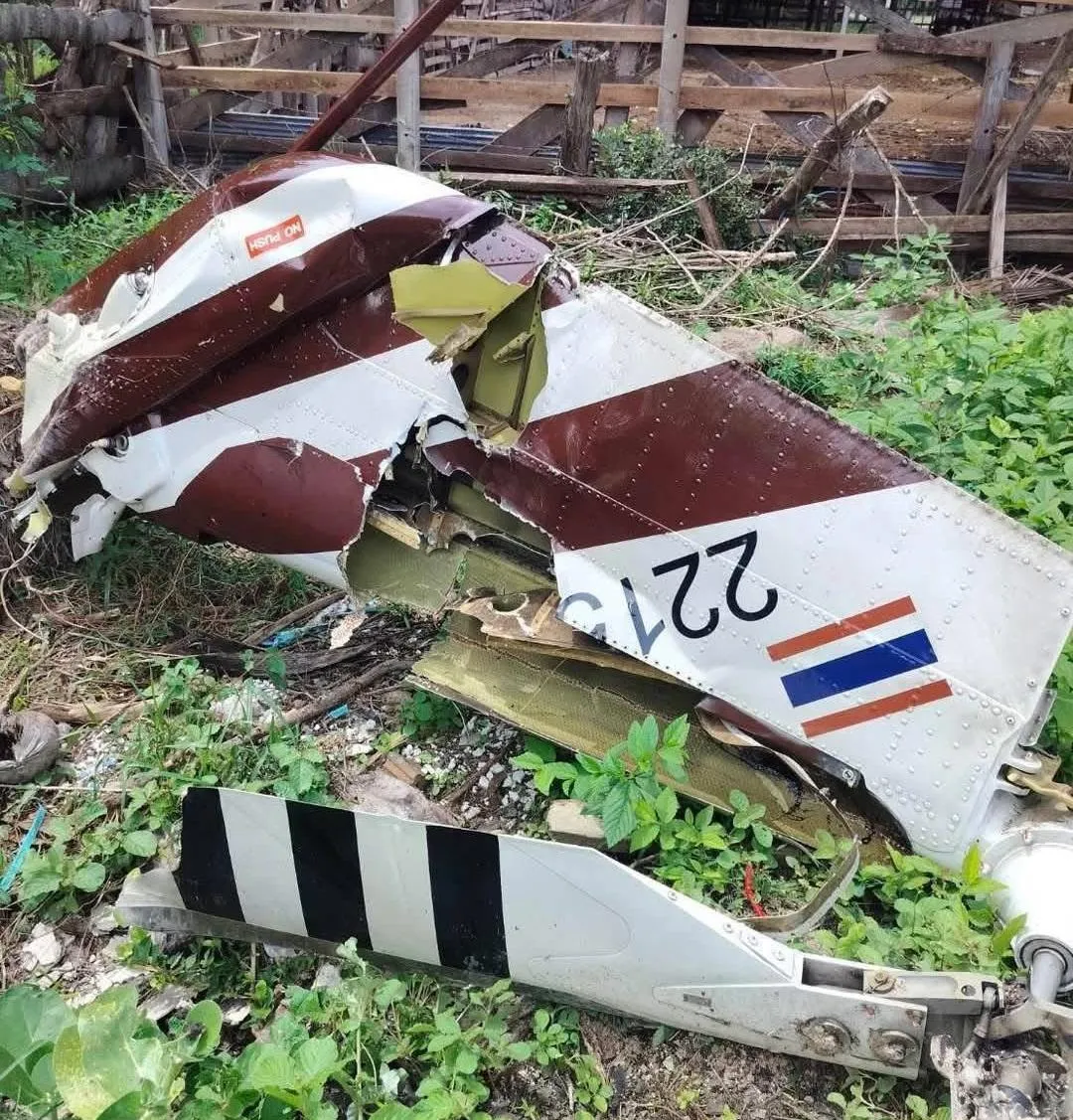 機體零件嚴重破損，可以想見撞擊力道之重。（圖／翻攝自Facebook@Fire &amp; Rescue Thailand）